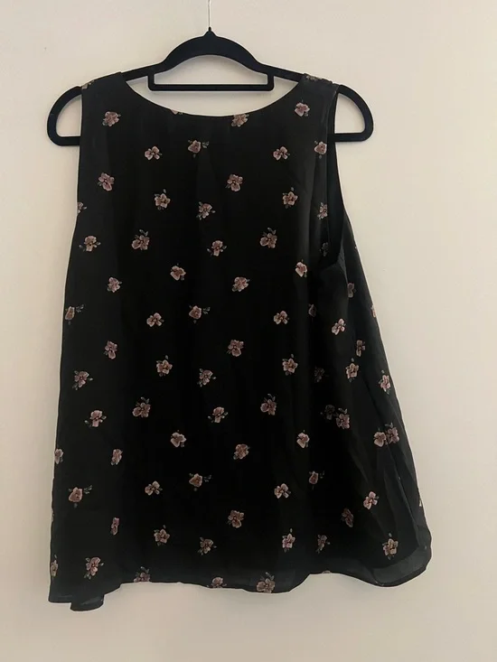 Reitmans R Essentials Black Floral Tank - Picture 5 of 11